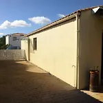 Villa - Maison De Plain-pied Avec Jardin Clos - Quartier Residentiel *